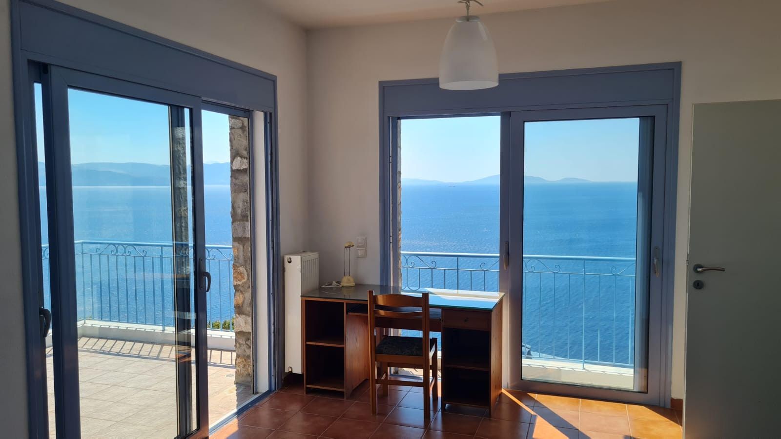 Dedicated workspace facing the sea